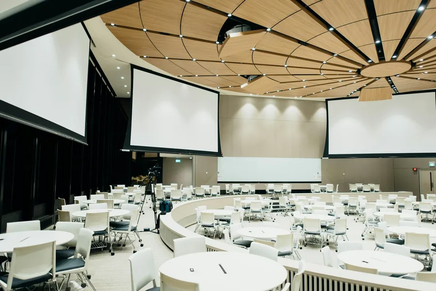 Konferencijska sala pripremljena za poslovni događaj